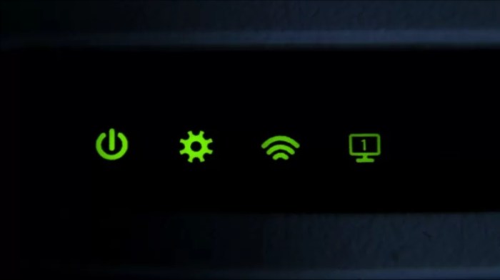 تتفقد جهاز محول الإنترنت (الراوتر)، كل العلامات المضيئة تومض بالشكل الطبيعي