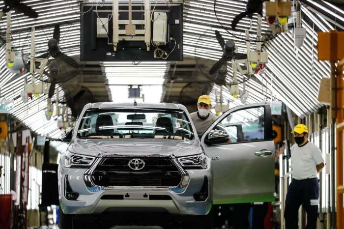 قالت تويوتا إنها باعت 2.3 مليون شاحنة وسيارة في الولايات المتحدة في عام 2021.