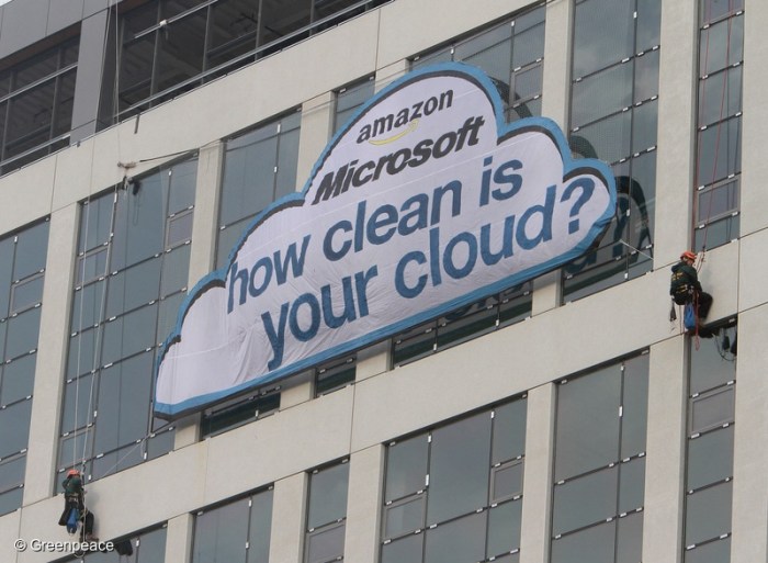 نشطاء السلام الأخضر Greenpeace يعلقون لافتة على شكل سحابة خارج مقر شركة أمازون، وعبر شارع من مكاتب مايكروسوفت، كتب عليها أمازون ، مايكروسوفت : ما مدى نظافة السحابة الخاصة بك؟" تطالب منظمة السلام الأخضر الشركات بالتحول إلى مصادر الطاقة المتجددة لتشغيل مراكز بيانات الحوسبة السحابية والتوقف عن تقديم الخدمات السحابية والذكاء الاصطناعي التي تعتمد علي صناعة النفط