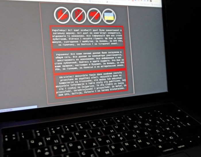 تعرض شاشة كمبيوتر محمول رسالة تحذير باللغات الأوكرانية والروسية والبولندية، ظهرت على الموقع الرسمي لوزارة الخارجية الأوكرانية بعد هجوم إلكتروني واسع النطاق، في هذا الرسم التوضيحي في 14 يناير 2022