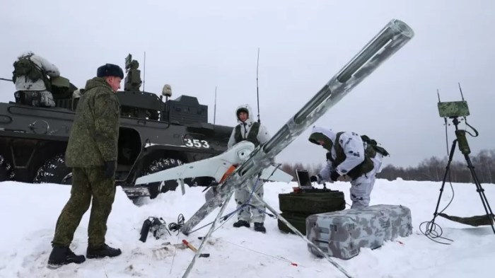 جنود روس يطلقون مسيرة استطلاع من طراز إيليرون 3 خلال المناورات العسكرية