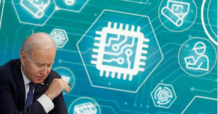 عقد الرئيس الأمريكي جو بايدن ووزيرة التجارة جينا ريموندو اجتماعًا افتراضيًا مع قادة الأعمال وحكام الولايات لمناقشة مشاكل سلاسل التوريد، ولا سيما معالجة رقائق أشباه الموصلات، في البيت الأبيض في واشنطن، 9 مارس 2022