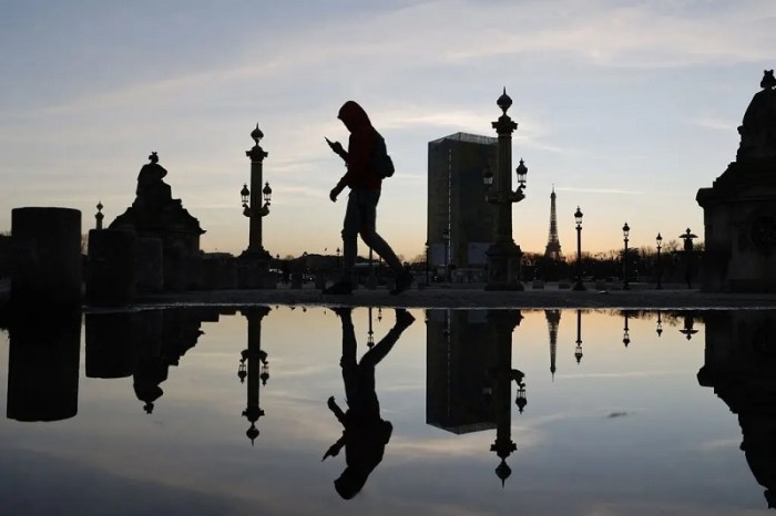 سيُطلب من أبل و جوجل، اللتين تصعان أنظمة التشغيل التي تعمل على كل موبايل في العالم، تخفيف قبضتهما.