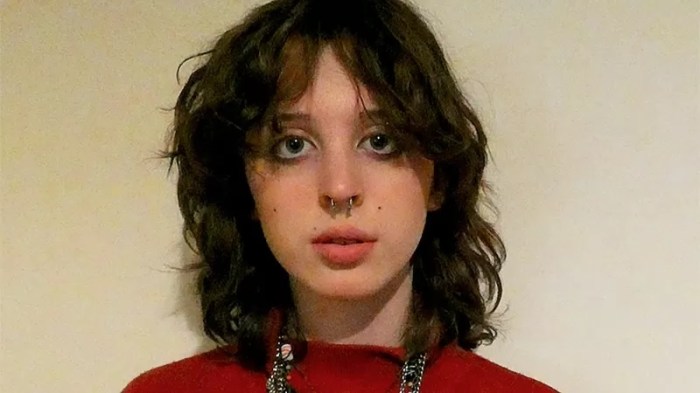 تقول روبن إن أصدقاءها يسألونها باستمرار متى ستشتري موبايل ذكي جديد