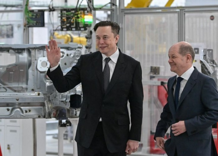 المستشار الألماني أولاف شولز وإيلون ماسك خلال حفل افتتاح مصنع تسلا جيجا الجديد للسيارات الكهربائية في جرونهايده، ألمانيا، 22 مارس 2022