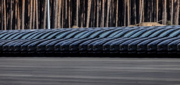 سيارات تيسلا متوقفة في موقع بناء مصنع تيسلا جيجا الجديد للسيارات الكهربائية في جرونهايده، ألمانيا ، 20 مارس 2022