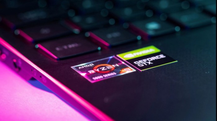 تظهر ملصقات شركتي AMD و NVIDIA GeForce على الكمبيوتر المحمول في هذا الرسم التوضيحي الذي تم التقاطه في 1 ديسمبر 2021