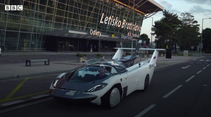 حصلت السيارة الطائرة على رخصة للسير علي الأرض ولكنها لم تحصل بعد علي رخصة للطيران