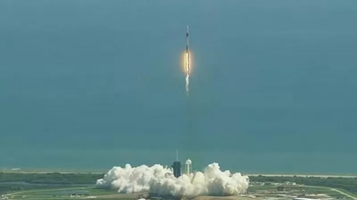 أنطلق من ولاية فلوريدا صاروخ سبيس إكس فالكون 9 يحمل مجموعة من رجال الأعمال الي المحطة الفضائية الدولية