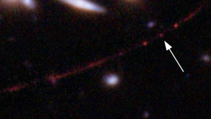تُظهر هذه الصورة التي أتاحتها وكالة ناسا يوم الأربعاء، 30 مارس 2022، النجم Earendel ، المشار إليه بالسهم، ومجرة Sunrise Arc، الممتدة من أسفل اليسار إلى أعلى اليمين، وهي منحنية بصريًا بسبب وجود كتلة مجرية ضخمة بينها وبين تلسكوب هابل