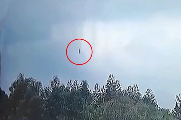 تشير بيانات الرحلة إلى أن شخصًا ما في قمرة القيادة دفع طائرة البوينج 737-800 إلى هبوط "شبه عمودي" أثناء الإبحار على ارتفاع شاهق.