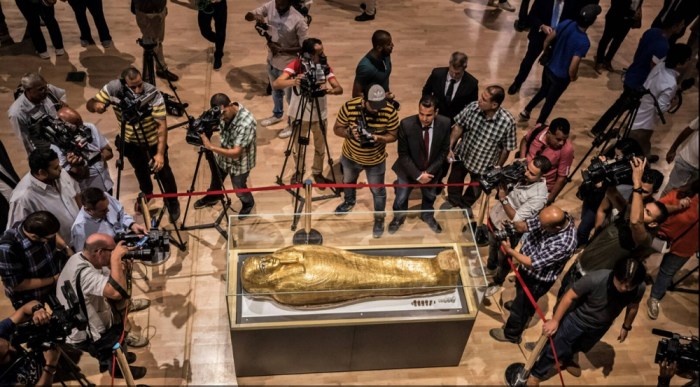 تابوت توت عنخ آمون الذهبي، المعروض في المتحف القومي للحضارة المصرية في القاهرة في أكتوبر 2019، بعد إعادته من الولايات المتحدة