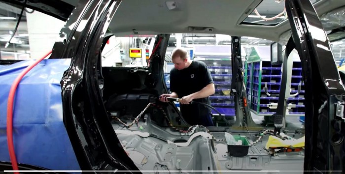 منظم الكابلات، المكون رخيص الثمن الذي يربط كابلات وأسلاك السيارات معا