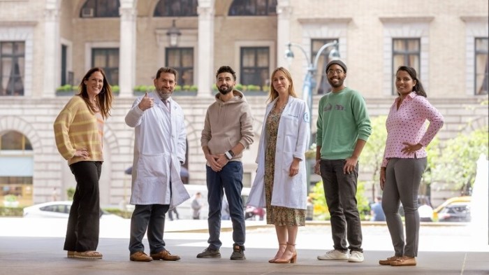 ساشا روث (الي اليسار)، لويس دياز، امتياز حسين، أندريا كريسيك، أفيري هولمز ونيشا فاروجيز. ( من مركز ميموريال سلون كيترينج لعلاج كرض السرطان)