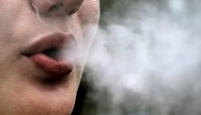 يقول أطباء الأسنان إن التدخين الإلكتروني يمكن أن يسبب رائحة الفم الكريهة، والتقرحات، وجفاف الفم