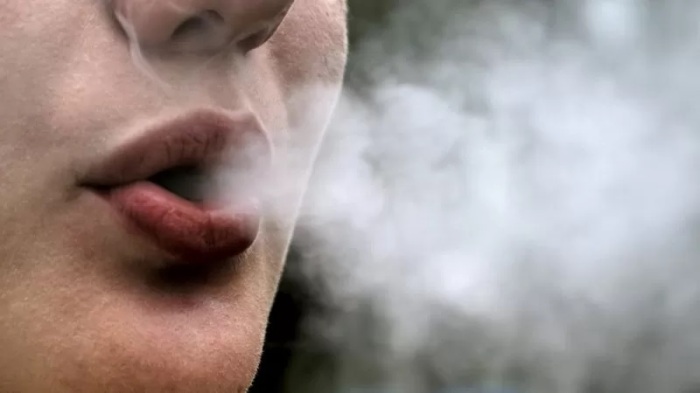يقول أطباء الأسنان إن التدخين الإلكتروني يمكن أن يسبب رائحة الفم الكريهة، والتقرحات، وجفاف الفم