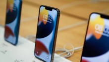 تشير الإجراءات القانونية إلى حادثة وقعت في عام 2017، عندما تبين أن شركة أبل قيدت أداء أجهزة أيفون القديمة