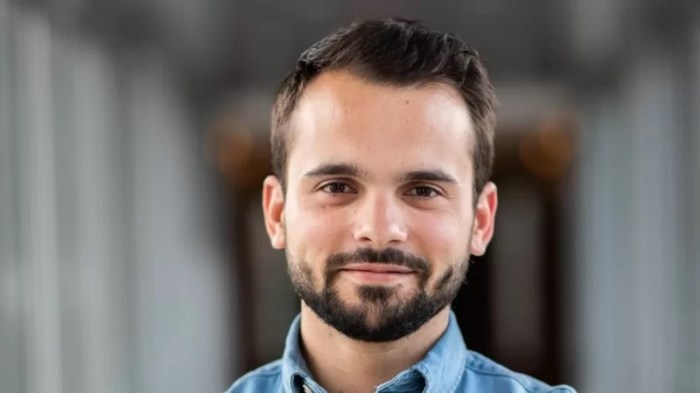 يقول جيليوم لابورت إن برامج الدردشة الآلية "بدأت في محاكاة السلوك البشري الحقيقي"