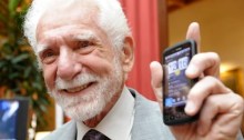 عمل مارتن كوبر في شركة موتورولا في السبعينيات واخترع أول موبايل