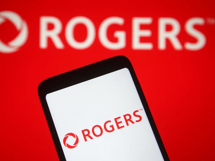 شعار شركة روجرز للاتصالات وهي شركة وسائط واتصالات كندية معروضًا على شاشة موبايل