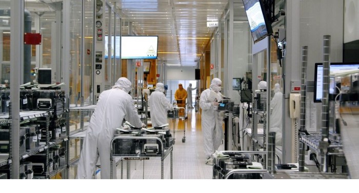 يعمل الخبراء داخل الغرفة النظيفة لشركة SkyWater Technology المصنعة لأشباه الموصلات الأمريكية حيث يتم تصنيع رقائق الكمبيوتر، في بلومنجتون، مينيسوتا، الولايات المتحدة، أبريل 2022