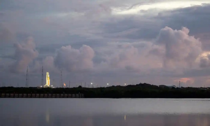 ناسا تلغي الصاروخ تجربة الصاروخ الذي سيحمل رواد الفضاء الي القمر بسبب مشاكل في المحرك 28 أغسطس 2022