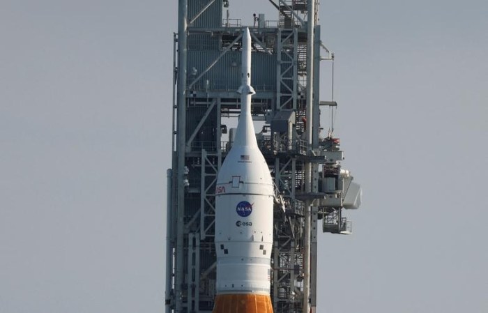 صاروخ القمر من الجيل الجديد لناسا، صاروخ نظام الإطلاق الفضائي (SLS) Artemis 1 مع كبسولة "أوريون كرو"، يقف على منصة الإطلاق 39B في مركز كينيدي للفضاء في كيب كانافيرال، فلوريدا، 17 أغسطس 2022