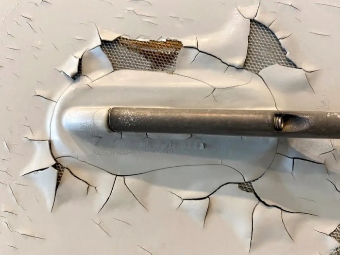 تُظهر صورة غير مؤرخة ما يبدو أنه تقشير بالطلاء وتشقق وكشف رقائق نحاسية ممتدة (ECF) على جسم طائرة إيرباص A350 التابعة للخطوط الجوية القطرية