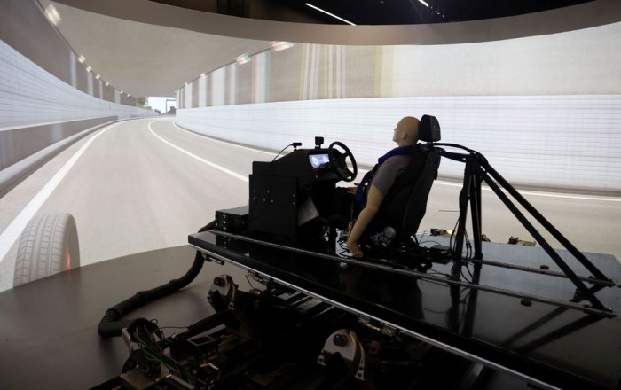 يدير موظفو AB Dynamics عرضًا توضيحيًا لمحاكاة قيادة المركبات ذاتية القيادة المتقدمة (aVDS) في برادفورد في أفون، بريطانيا، 20 يونيو 2022