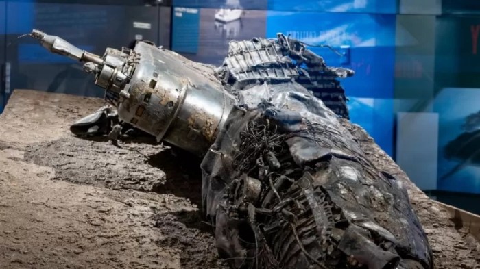 صنعت سي آي إيه نموذجا للغواصة السوفيتية الغارقة كي-129 خلال ما يعرف بالمشروع الأزوري، ولم يسبق عرضها من قبل