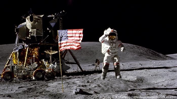 نيل ارمسترونج أول انسان يهبط على سطح المقر