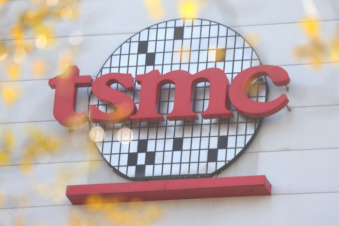 شعار شركة Taiwan Semiconductor Manufacturing Co (TSMC) علي مقرها الرئيسي، في هسينشو، تايوان، 19 يناير 2021