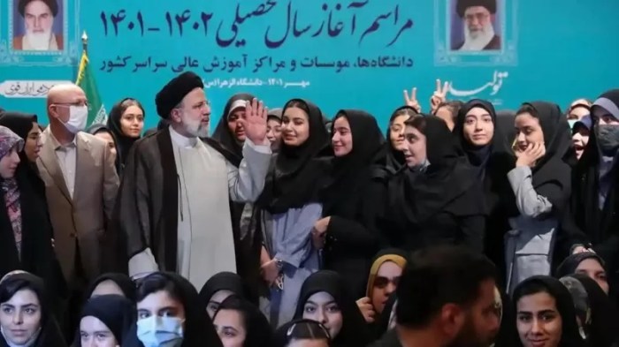 التقطت للرئيس الإيراني صور مع فتيات بحامعة الزهرة بينما كانت تهتفت طالبات أخريات ضده خارج القاعة