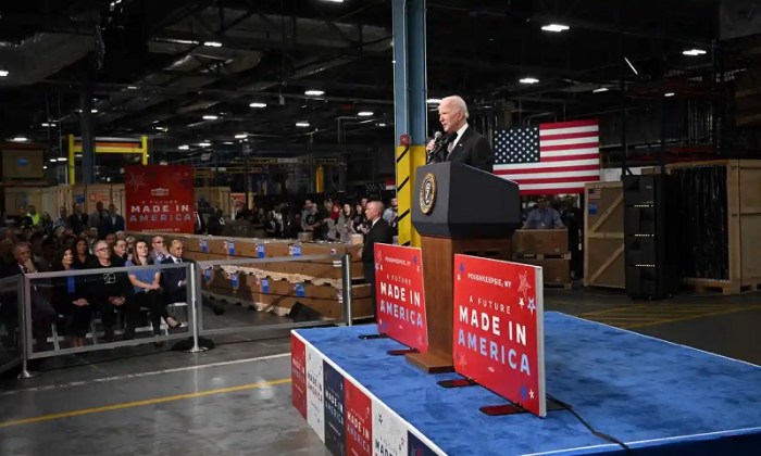 جو بايدن يلقي كلمة في منشأة شركة IBM في بوجكيبسي، نيويورك، يوم الخميس 6 أكتوبر