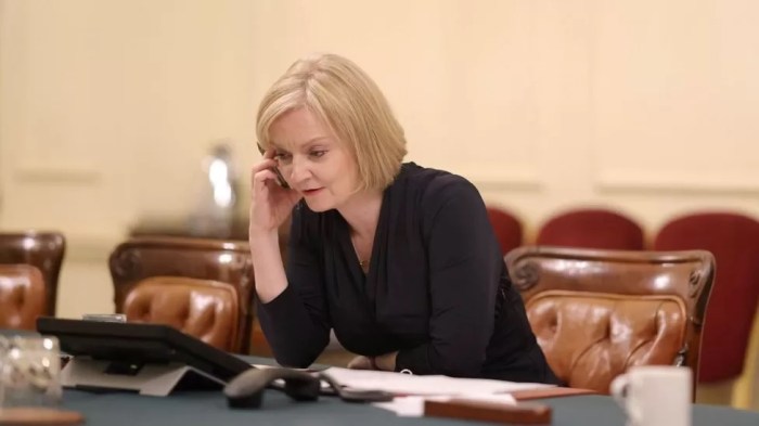 تدعي صحيفة "ميل أون صنداي" أنه تم الوصول إلى الرسائل الخاصة لـ رئيسة الوزراء السابقة ليز تراس في الاختراق الإلكتروني لهاتفها