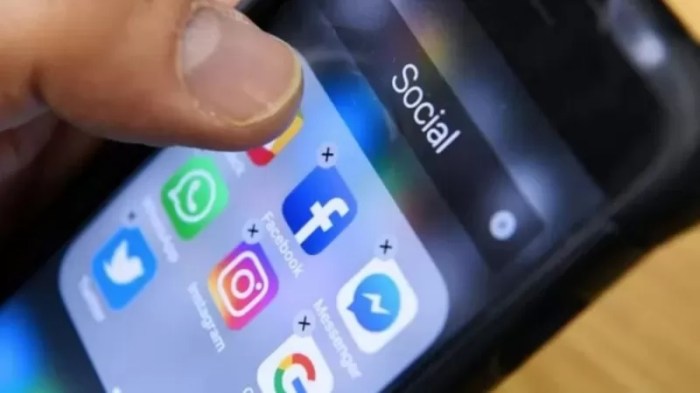 شاشة موبايل يظهر عليها تطبيقات شركة ميتا لمنصات التواصل الإجتماعي التي تملكها