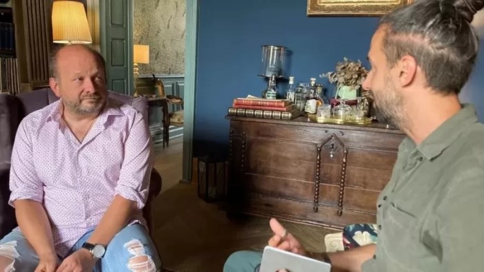 شنايدر (يسار الصورة) في حوار مع صحفي بي بي سي جيمي بارليت