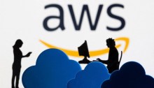 تظهر السحابة وأشكال ثلاثية الأبعاد المطبوعة أمام شعار الخدمة السحابية من أمازون AWS (Amazon Web Service) في رسم توضيحي تم التقاطه في 8 فبراير 2022