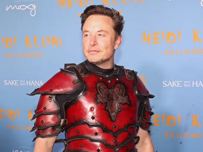 حضر إيلون ماسك المالك الجديد لشبكة تويتر حفلة عيد الهالوين عام 2022 التي أقامتها هايدي كلوم في مدينة نيويورك