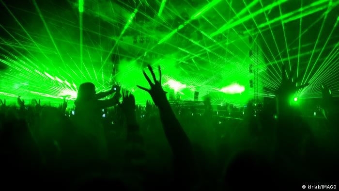 يمكن أن يعمل ارتداء سدادات الأذن في الحفلات الموسيقية على حماية سمعك.