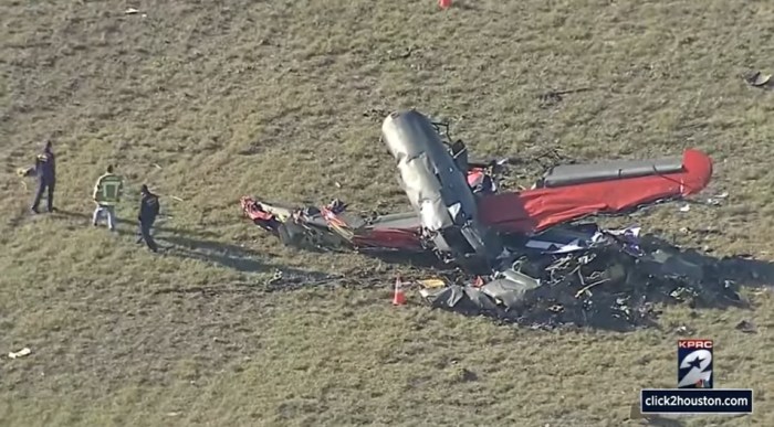 حطام الطائرة البوينج بي 17 التي تحطمت خلال العرض الجوي الذي أقيم يوم السبت 12 نوفمبر 2022