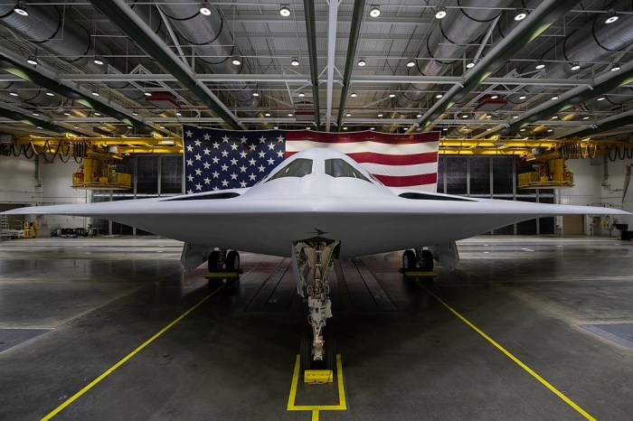 قاذفة القنابل الإستراتيجية الأمريكية من طراز B-21 Raider والتي تم الكشف عنها في 2 ديسمبر 2022