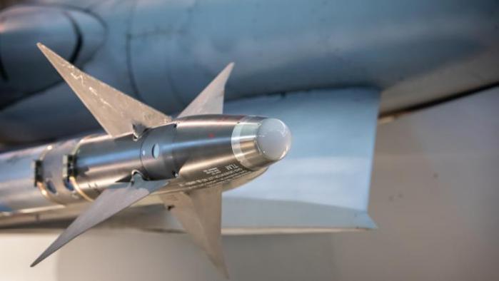 لقطة مقرّبة لرأس صاروخ سايدويندر على طائرة مقاتلة