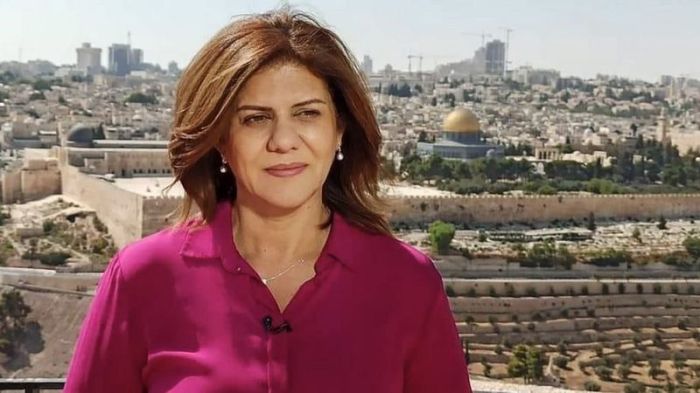 الصحفية الفلسطينية شرين أبو عاقلة التي لقت مصرعها برصاص الجيش الإسرائيلي