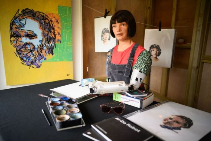 الروبوت "أيدا" هو أول روبوت فنان في العالم، وقد أقيمت معارض للوحاته في عدد من البلدان