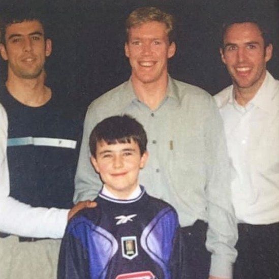 الطفل كريس أثناء لقائه بلاعبي أستون فيلا، ومن بينهم جاريث ساوثجيت