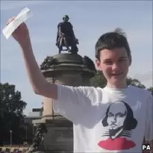 كان الطفل أران يتلقى تعليمه في المنزل على يد والده الدكتور نيل فرنانديز