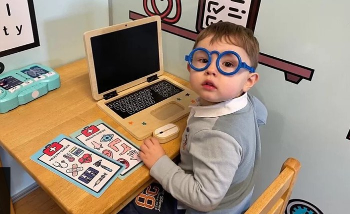 صبي يعلم نفسه القراءة وهو في الثانية من عمره