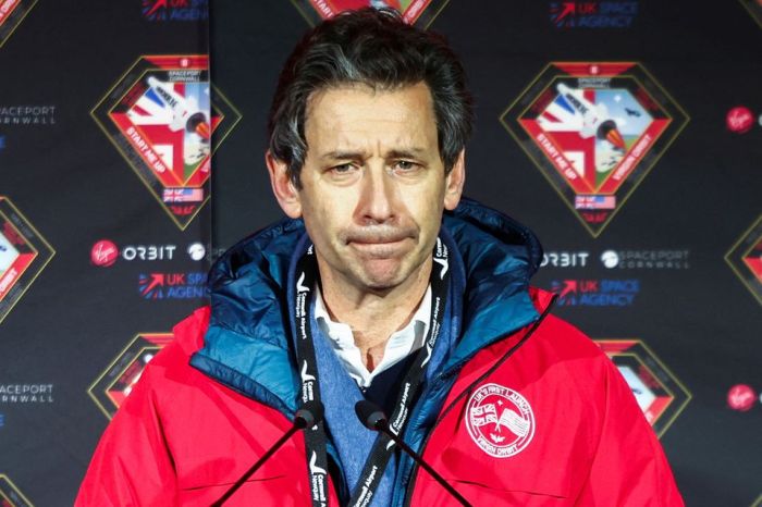 دان هارت، الرئيس التنفيذي لشركة فيرجن أوربيت، خلال إطلاق بريطانيا لأول قمر صناعي، في مطار كورنوال نيوكواي، في كورنوال، بريطانيا، 9 يناير 2023