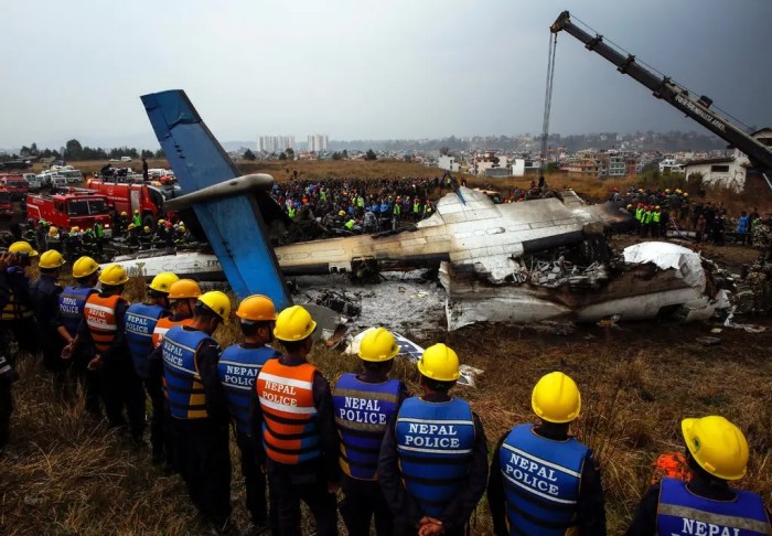 حطام رحلة الخطوط الجوية البنغالية الأمريكية رقم 211 ، التي تحطمت في مطار تريبهوفان الدولي في كاتماندو، نيبال، في 12 مارس 2018